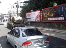 Outdoors “Fora Bolsonaro” são instalados na Grande Vitória