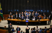 Congresso inimigo do povo aprova redução da pena de Bolsonaro