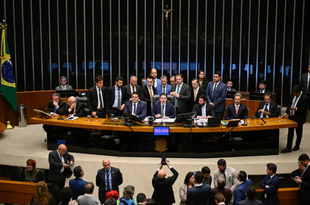 Congresso inimigo do povo aprova redução da pena de Bolsonaro